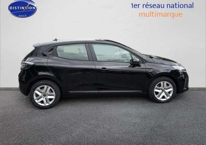 Profil côté gauche d'une Renault Clio V noire 2025, avec jantes argentées et vitres teintées sur fond neutre.