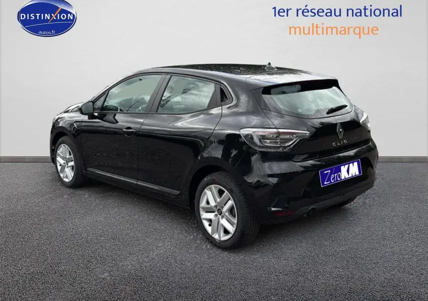 Vue 3/4 arrière droite d'une Renault Clio V noire avec jantes argentées et becquet arrière visible.