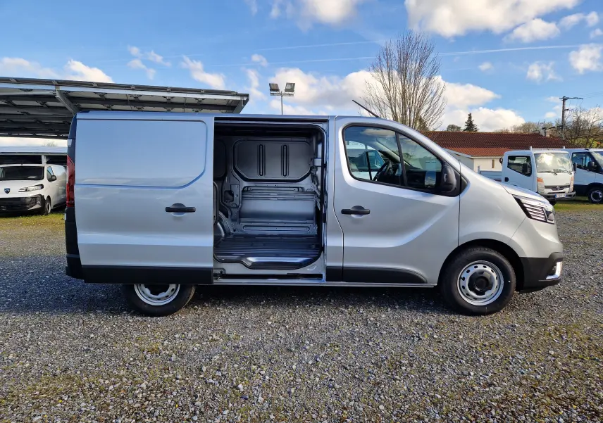 Renault Trafic Fourgon gris Highland vu de profil droit avec porte latérale coulissante ouverte montrant l’espace de chargement.