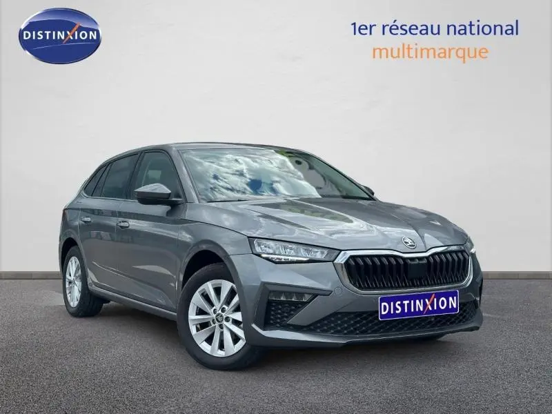 Vue 3/4 avant d'une Skoda Scala gris graphite métallisé avec calandre noire et jantes alu argentées.