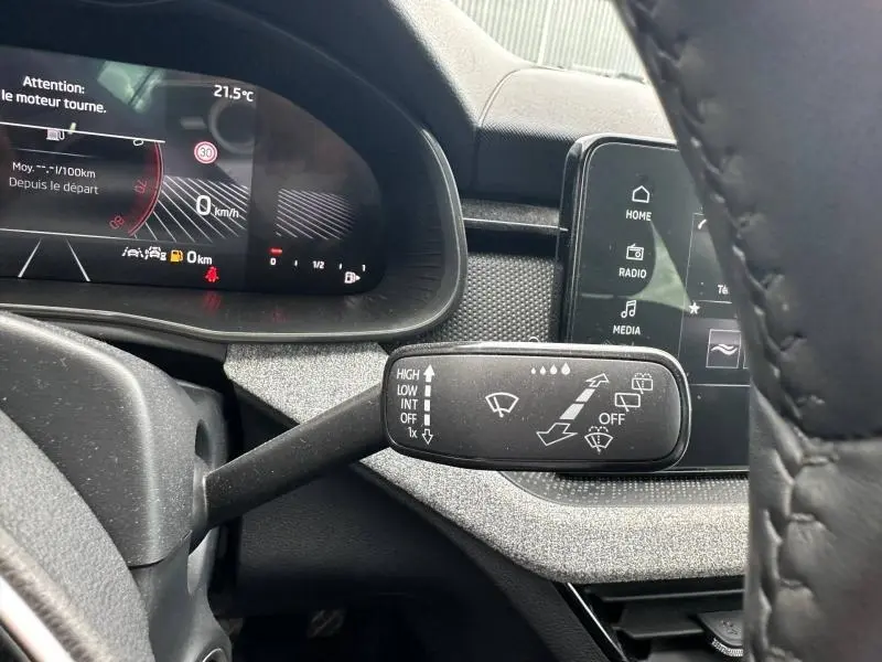 Gros plan sur la commande d’essuie-glace côté droit du tableau de bord gris graphite de la Skoda Scala 2025.