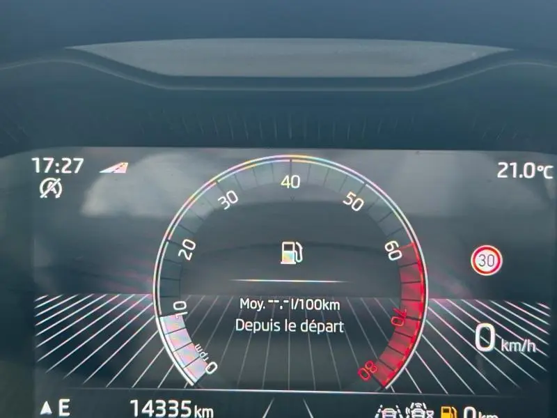 Tableau de bord numérique de la Skoda Scala 2025 affichant la vitesse à 0 km/h et la température à 21°C.