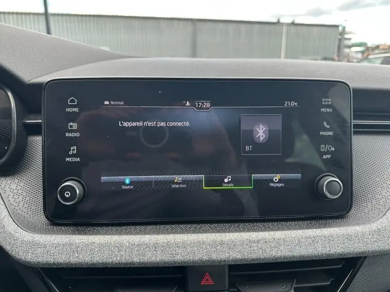 Écran tactile central du tableau de bord de la Skoda Scala gris graphite, affichant le menu Bluetooth.