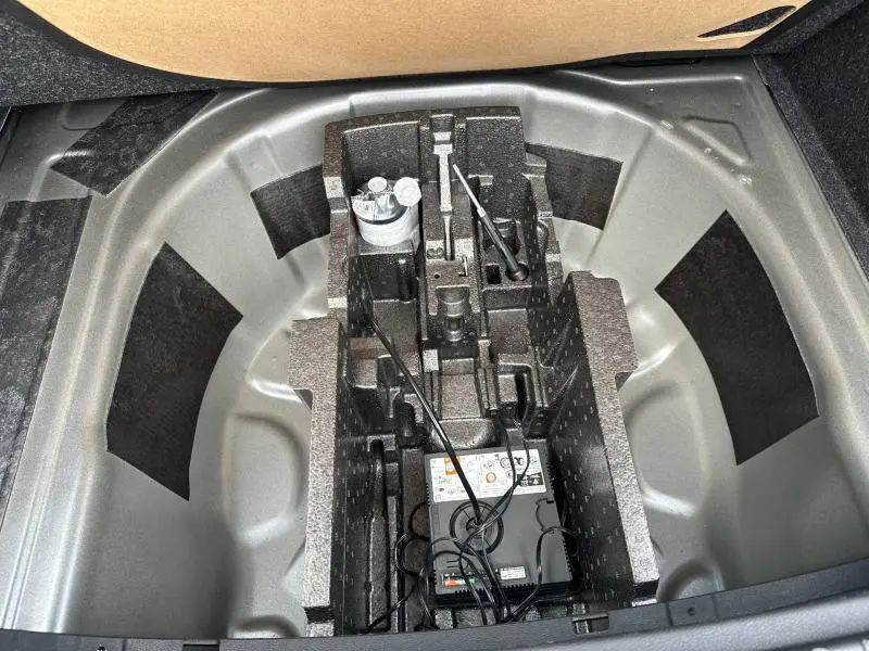 Vue plongeante sur le coffre gris graphite métallisé d'une Skoda Scala 2025, montrant le rangement interne en mousse noire.