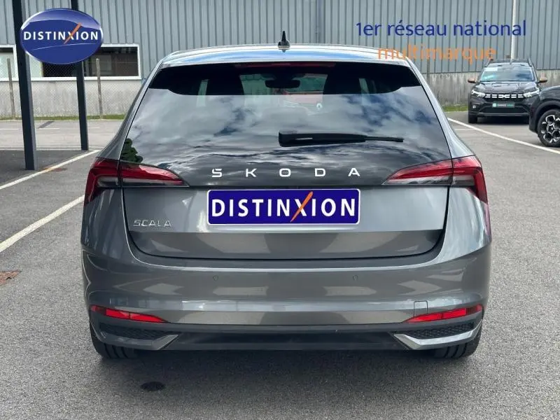 Vue arrière d'une Skoda Scala gris graphite métallisé avec feux arrière LED et lunette arrière teintée.