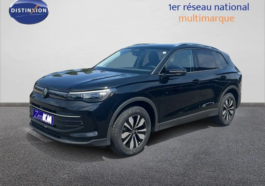 Volkswagen Tiguan 1.5 TSI noir grenadilla métal, vue 3/4 avant droit avec jantes alliage distinctives.