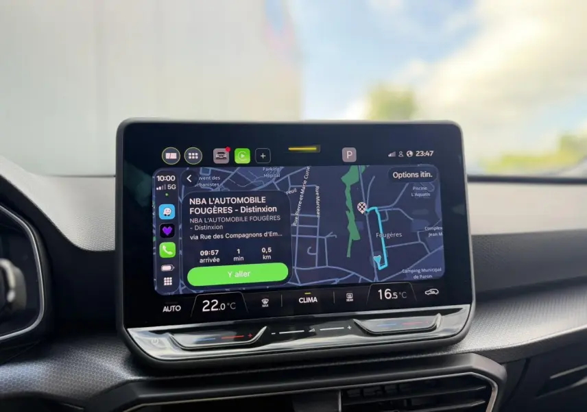 Écran tactile central 10,4'' du SEAT LEON ST 1.5 TSI Style 2025 affichant navigation et climatisation.