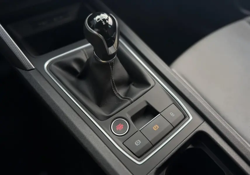 Gros plan sur la console centrale du SEAT LEON ST 1.5 TSI 115 Style 2025 avec levier de vitesse manuel et bouton start/stop.