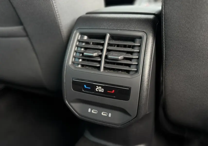 Vue rapprochée de la console arrière noire du SEAT LEON ST 1.5 TSI avec réglage climatisation et ports USB-C.