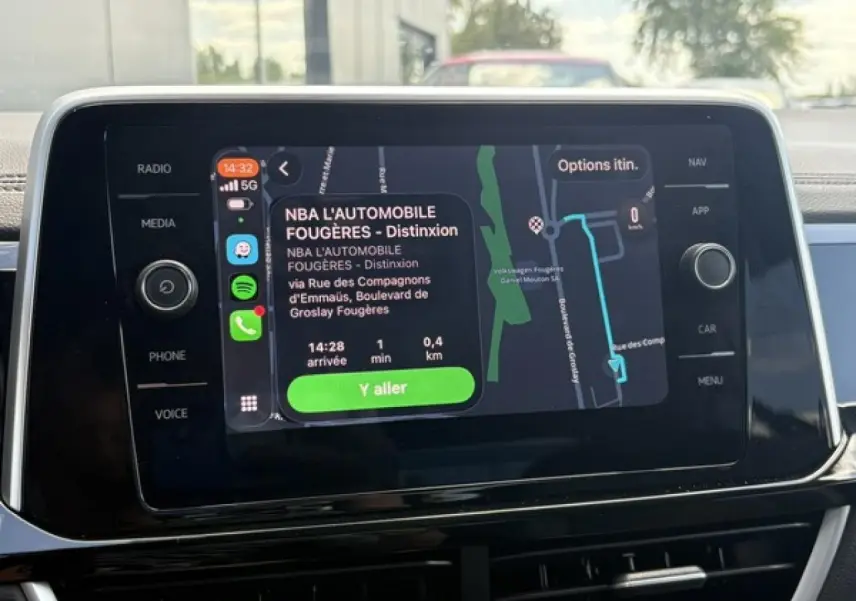 Écran tactile central du Volkswagen T-Roc 2025 affichant la navigation Apple Car Play, intérieur noir.