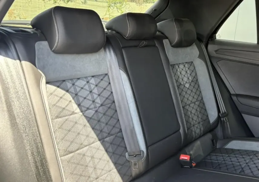 Vue intérieure arrière des sièges cuir et alcantara gris et noir du Volkswagen T-Roc 1.5 TSI R-Line 2025.