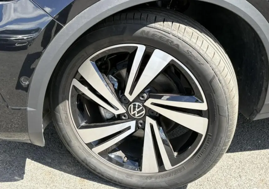 Gros plan sur la jante alliage 18" Nevada noire et argent du Volkswagen T-Roc noir intense côté arrière droit.