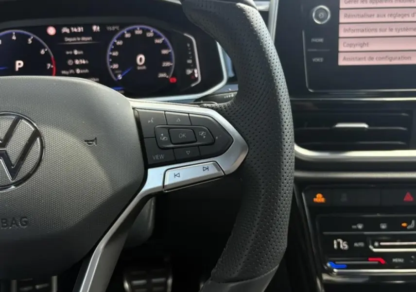 Gros plan sur le volant sport perforé et le combiné digital du Volkswagen T-Roc 2025, version R-Line.