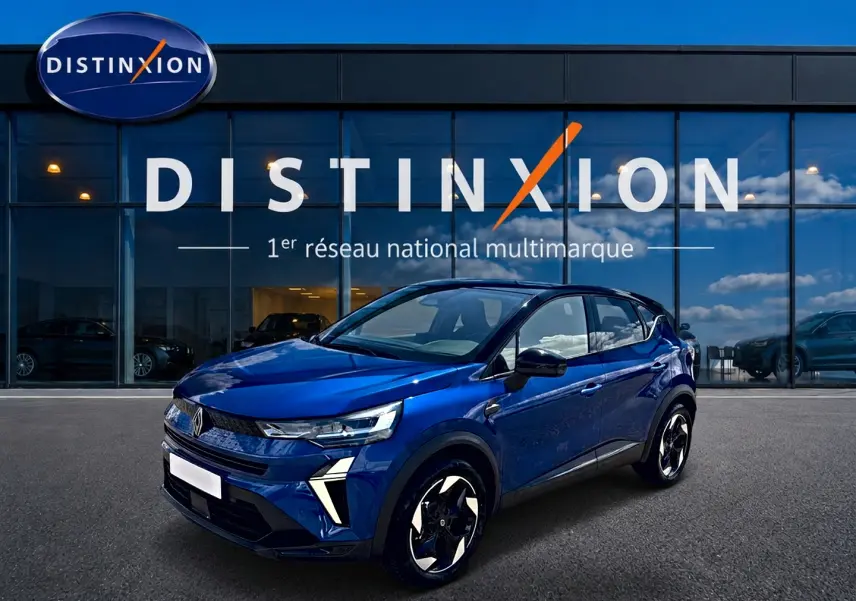Renault Captur 1.8 e-tech hybride bleu iron toit noir en 3/4 avant droit devant showroom Distinxion.