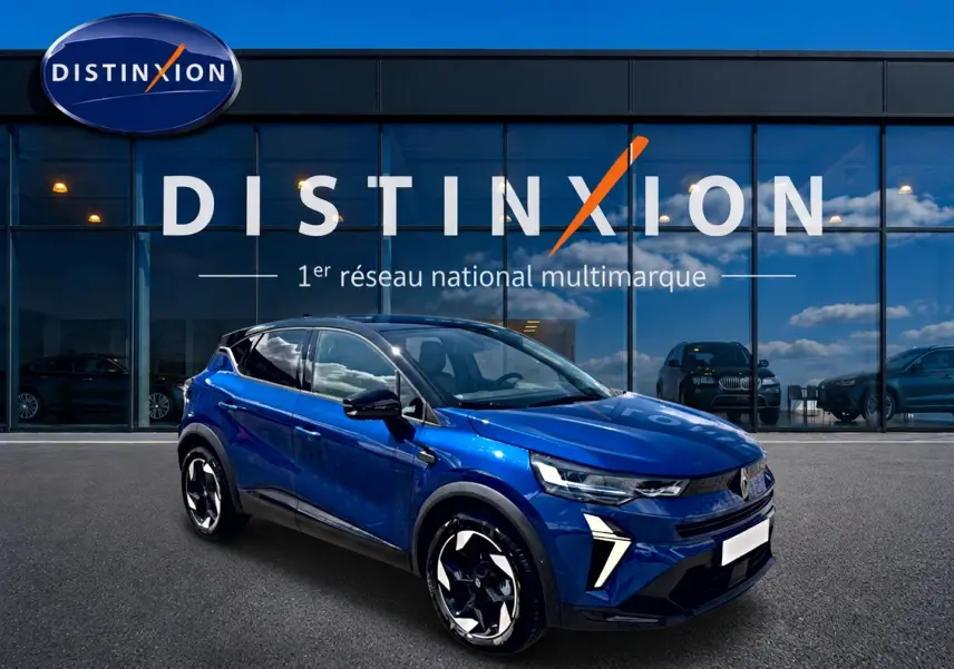 Renault Captur 2026 bleu iron toit noir en 3/4 avant droit devant showroom Distinxion.
