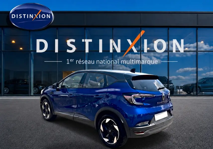 Renault Captur bleu iron toit noir, vue 3/4 arrière droit, avec jantes alu et feux arrière LED distinctifs.