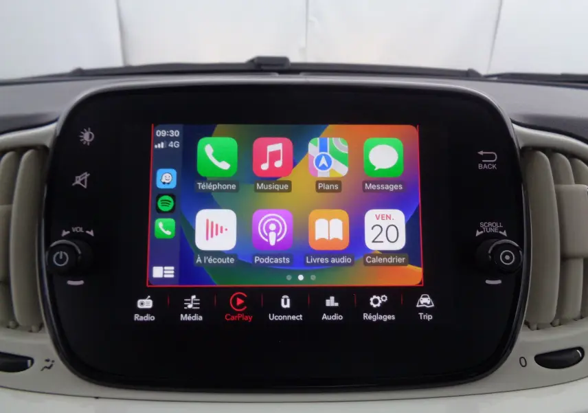 Écran tactile central de la Fiat 500 blanc gelato 2023 affichant l'interface Apple CarPlay avec icônes colorées.