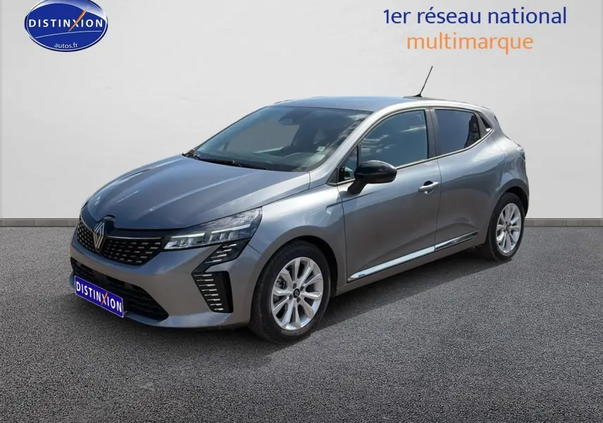 Renault Clio V gris métal vue 3/4 avant droit, avec phares LED et jantes alliage 16 pouces.