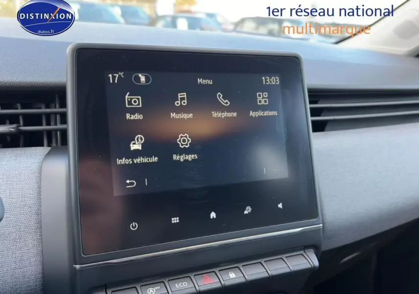 Écran tactile central affichant le menu multimédia dans l’habitacle gris clair d’une Renault Clio V.