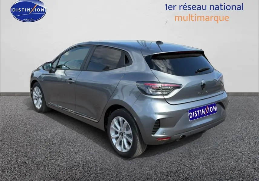 Vue 3/4 arrière droite d'une Renault Clio V gris métal avec vitres teintées et jantes alliage.