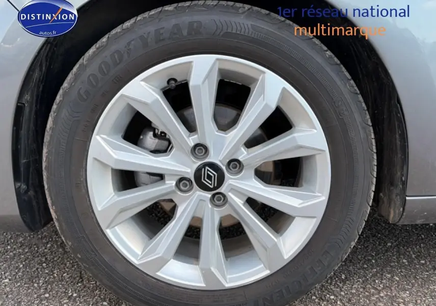 Gros plan sur la roue avant droite avec jante alliage argentée du Renault Clio V gris métal 2025.