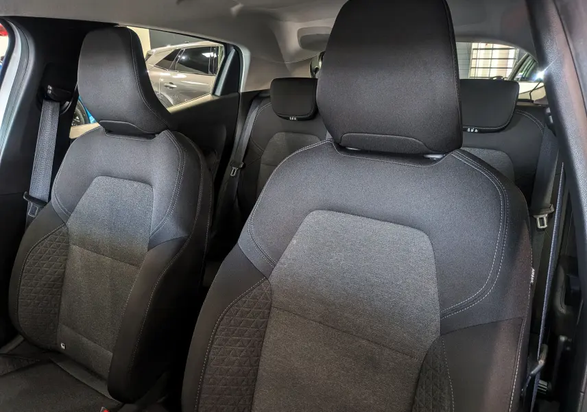 Vue intérieure sur les sièges avant en tissu gris foncé de la Renault Clio V TCe 90 CH AUTO-ECOLE, 2021.