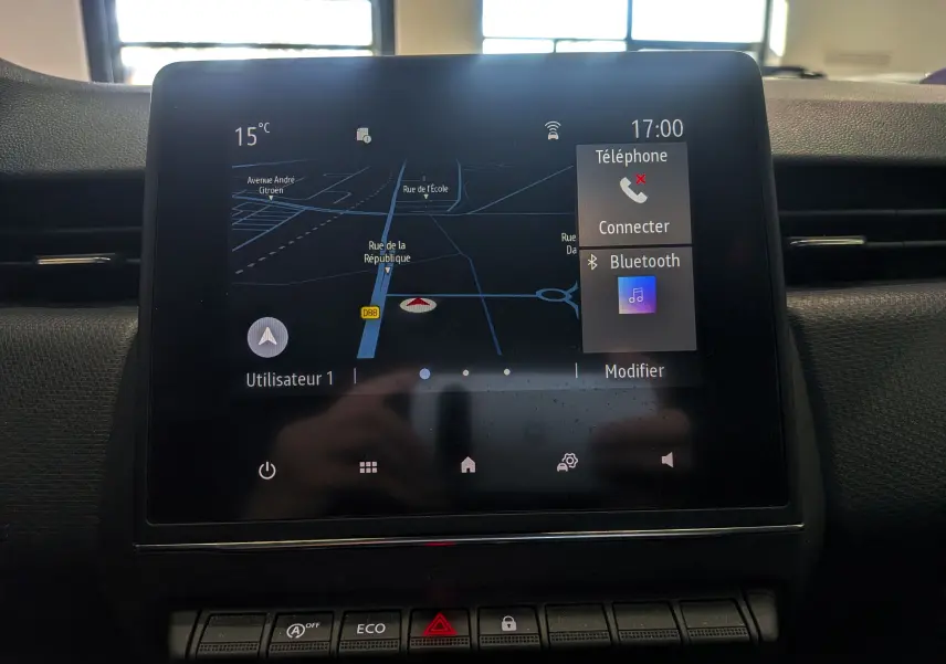 Écran tactile central de la Renault Clio V TCe 90 Auto-école affichant la navigation et options Bluetooth, vue intérieure.