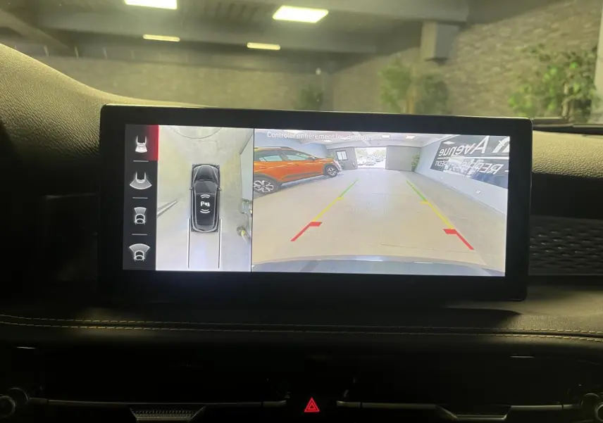 Écran intérieur affichant la caméra 360° et l’aide au stationnement de l’Alfa Romeo Tonale bleu, vue arrière.