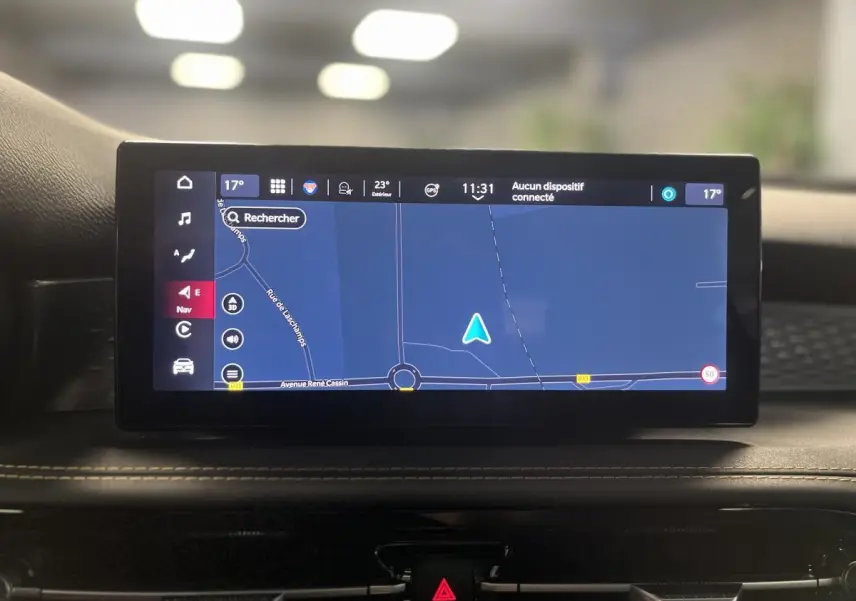Écran tactile du système de navigation de l'Alfa Romeo Tonale 2024 affichant une carte en intérieur noir.