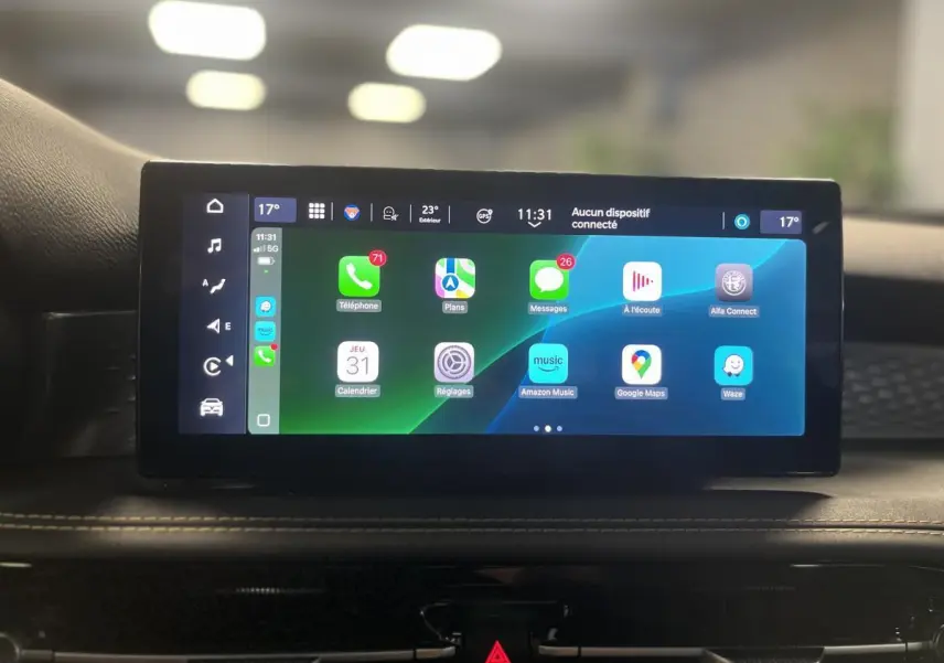Écran tactile central du tableau de bord de l'Alfa Romeo Tonale 2024 affichant l'interface Apple CarPlay.
