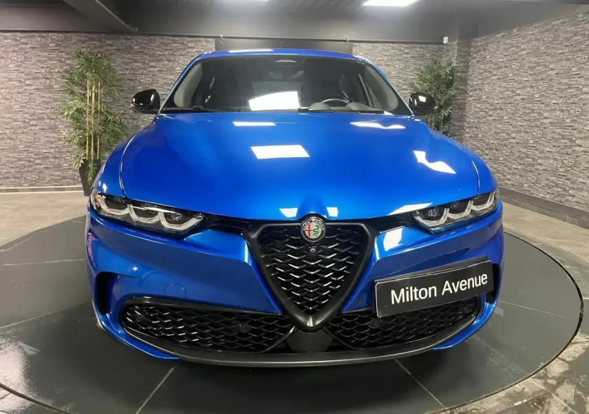 Vue de face d'une Alfa Romeo Tonale Sprint 2024 bleu métallisé avec calandre noire et phares Full-LED.