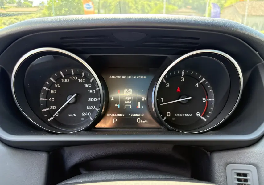Vue rapprochée du tableau de bord noir du Range Rover Sport 2015, affichant compteur vitesse et compte-tours.