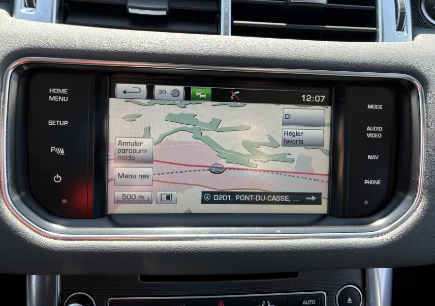 Écran central du système de navigation du Range Rover Sport Mark III 2015, affichant une carte en mode 3D.