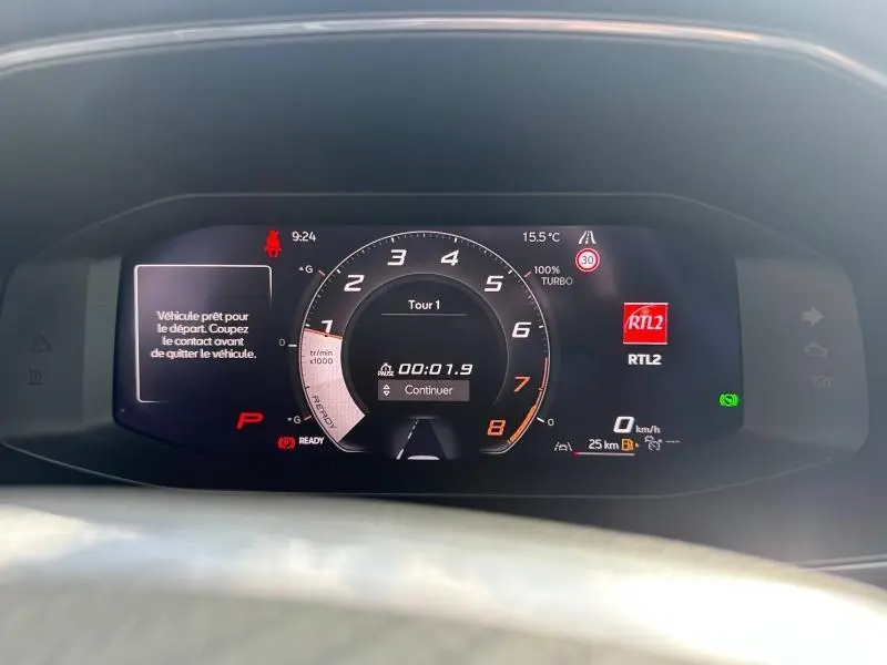 Tableau de bord numérique de la CUPRA Formentor 1.5 eTSI Hybrid en vue frontale, affichage du compte-tours et informations de conduite.