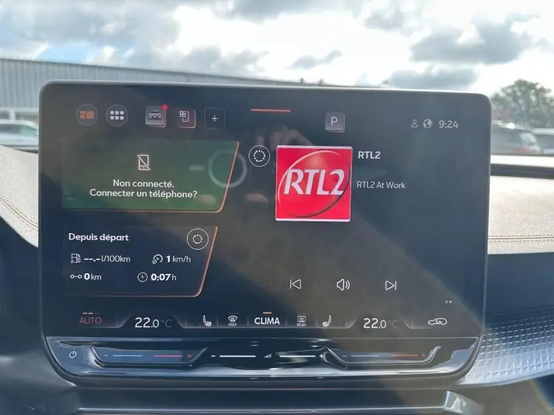 Écran tactile central du tableau de bord du CUPRA Formentor 1.5 eTSI Hybrid 2025 affichant la radio RTL2.