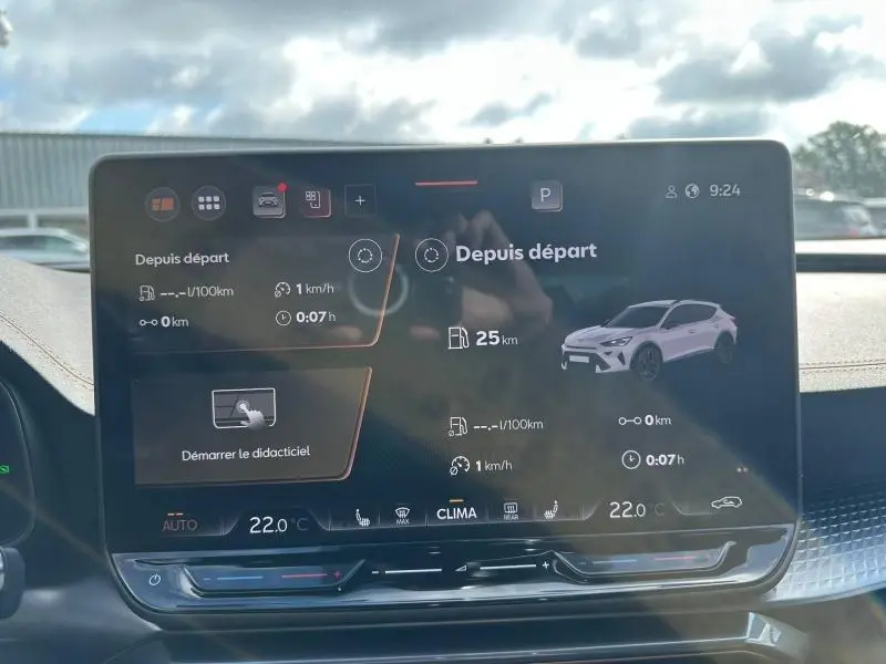 Écran tactile central affichant les données de conduite du CUPRA Formentor gris métallisé en intérieur.