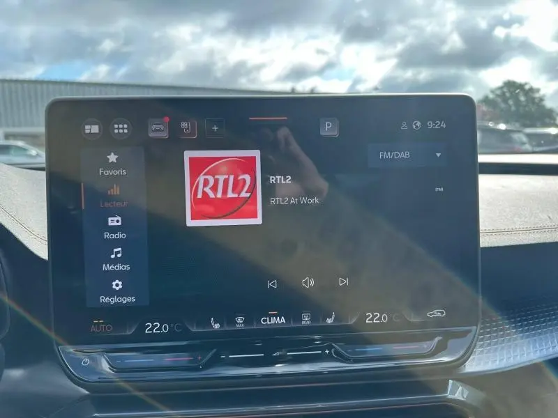 Écran tactile central affichant la radio RTL2 dans l'habitacle d'une CUPRA Formentor 2025.
