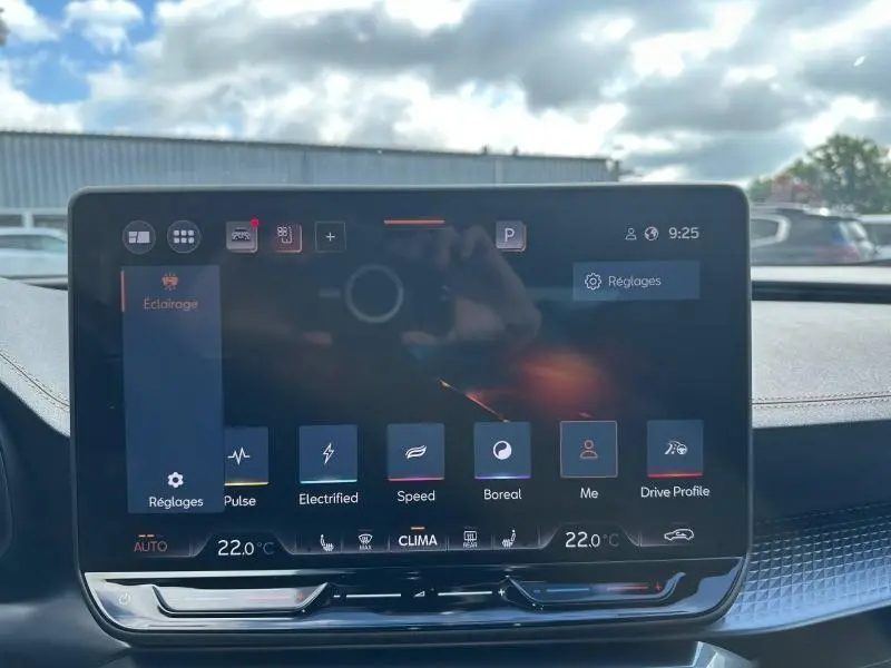 Écran tactile central du tableau de bord de la CUPRA Formentor 1.5 eTSI Hybrid 2025 affichant les réglages de conduite et climatisation.