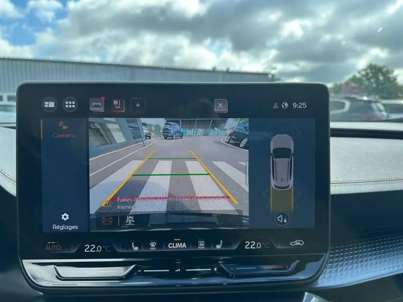 Écran tactile intérieur montrant la caméra de recul et l’aide au stationnement du CUPRA Formentor gris métallisé.