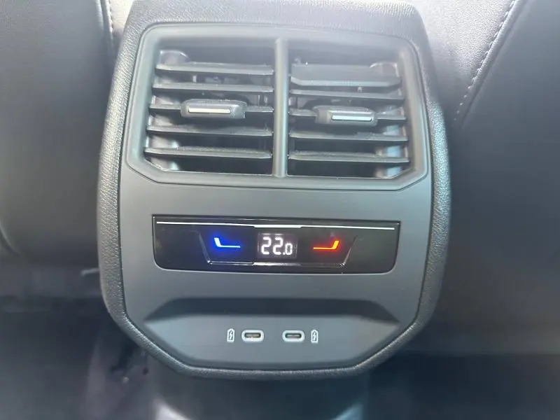 Vue rapprochée des commandes de climatisation arrière et ports USB du CUPRA Formentor gris Magnétique 2025.