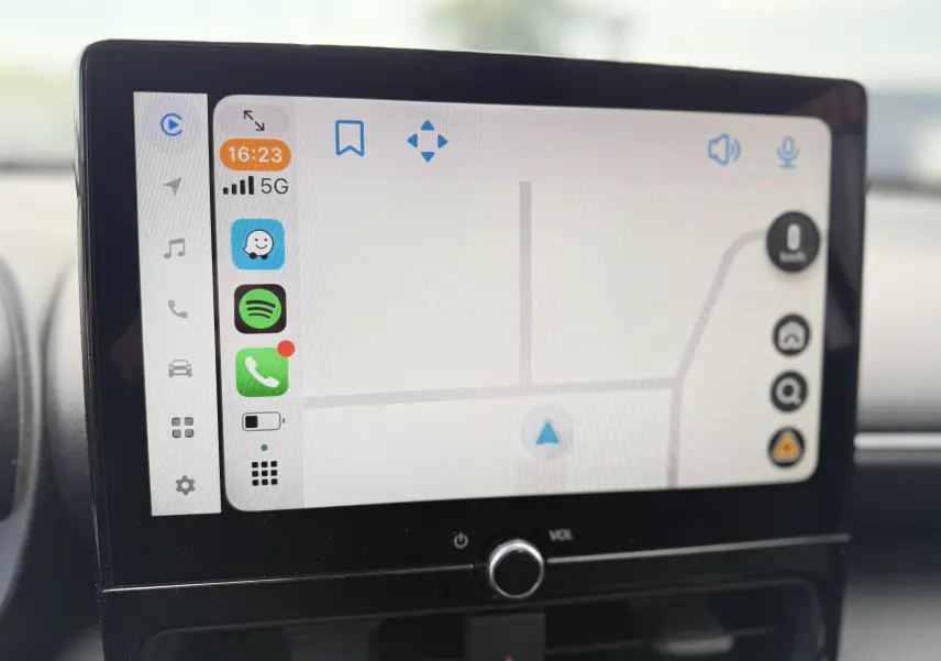 Écran tactile central de la Toyota Yaris Cross 130 CH Design 2024, affichant la navigation et applications connectées.