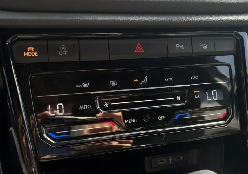 Panneau de commande de la climatisation automatique bi-zone du Volkswagen T-Roc gris Pyrite, vue frontale rapprochée.