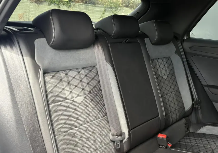 Vue intérieure des sièges arrière en cuir et alcantara gris du Volkswagen T-Roc 1.5 TSI R-Line 2025.