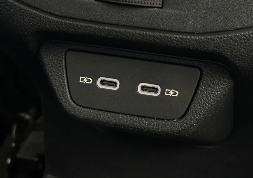 Gros plan sur deux ports USB-C de recharge arrière du Volkswagen T-Roc 2025 finition R-Line.