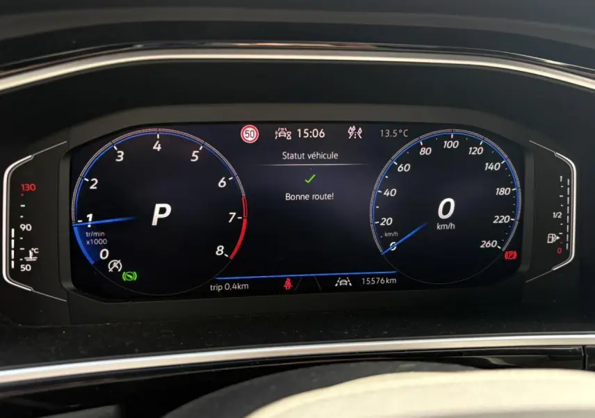 Tableau de bord digital couleur du Volkswagen T-Roc 1.5 TSI R-Line affichant la vitesse et le régime moteur.