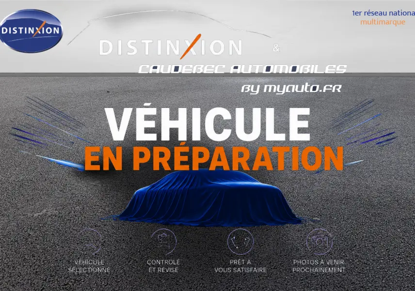 Image d'un véhicule Renault Symbioz gris sous une housse bleue, en attente de préparation, sans visibilité du véhicule.