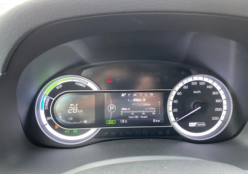Tableau de bord numérique du Kia Niro hybride 2019, affichant la vitesse, autonomie et mode ECO en vue frontale.