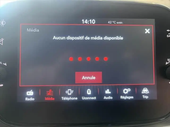 Écran tactile multimédia de la Fiat 500 blanc 2023 affichant un message d'absence de média, vue intérieure centrale.