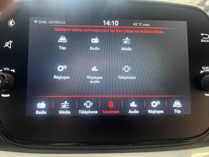 Écran tactile central de la Fiat 500 blanche 2023 affichant les menus radio, média, téléphone et réglages.