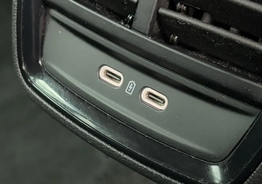 Gros plan sur les ports USB-C doubles dans l'habitacle noir de la Skoda Scala TSI 110 DSG Ambition 2024.